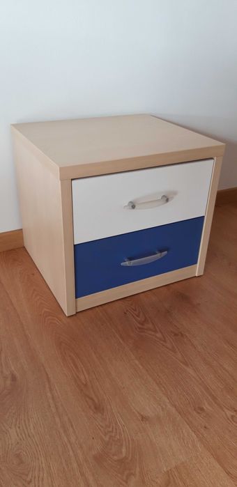Mesa de cabeceira com 2 gavetas