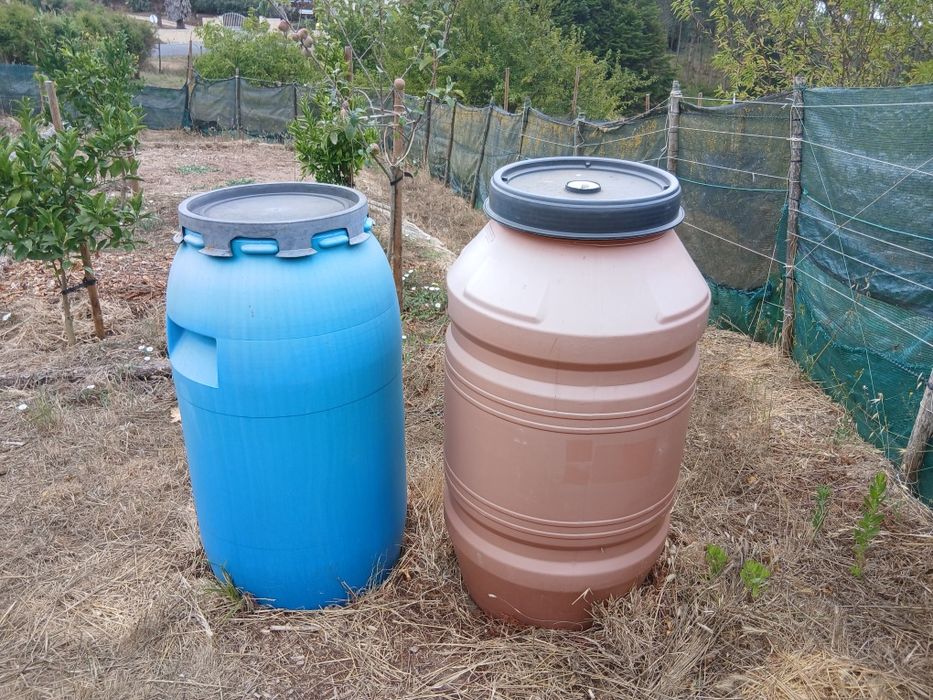 Bidões de plástico  de 220 l em ótimo estado.