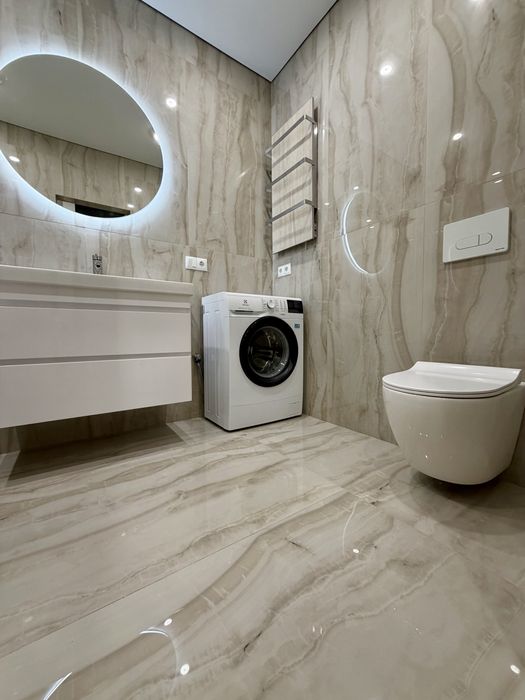 Продам 1км на Щасливому з великою площею