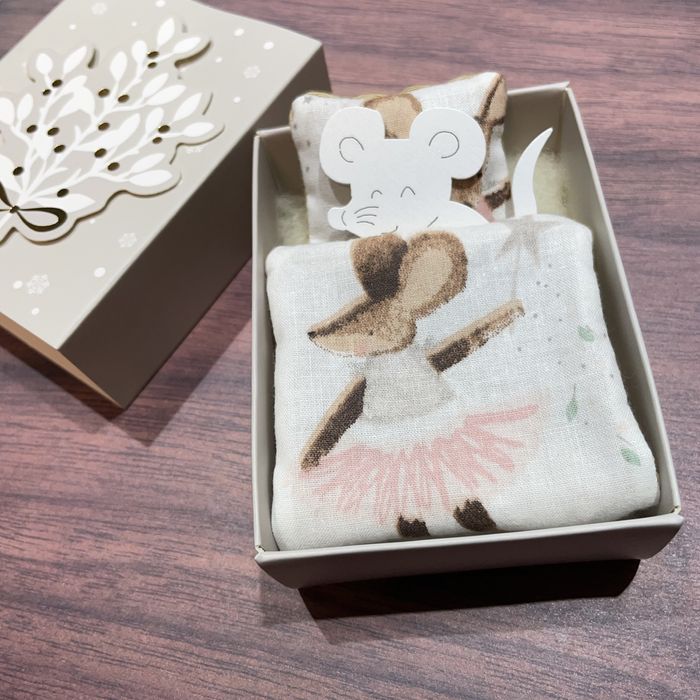 Zestaw prezentowy łóżeczko-pudełeczko dla myszek maileg łóżko pościel