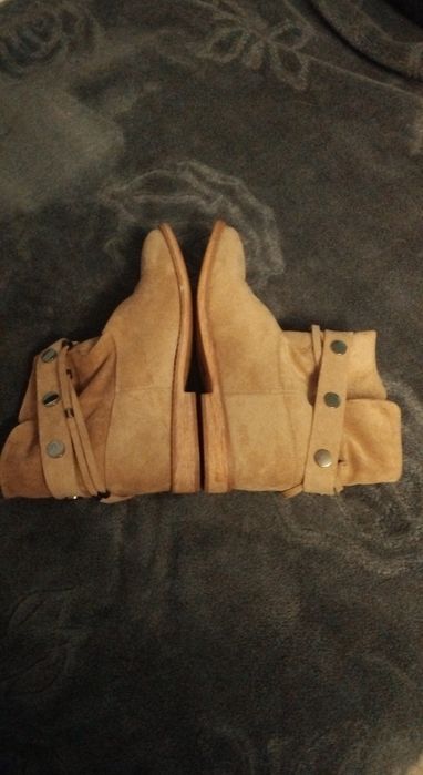 Botki, kozaczki beżowe, zamszowe, ocieplane rozm. 41