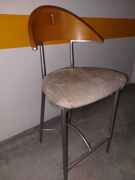 Conjunto mesa de cozinha (120 x 80cm)) + 4 cadeiras + 2 bancos balcão.