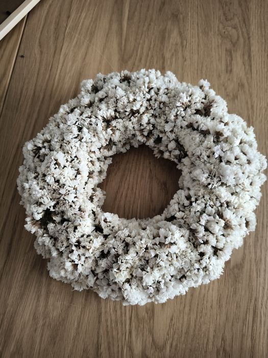 Wianek biały zatrwian bardzo starannie wykonany 35cm