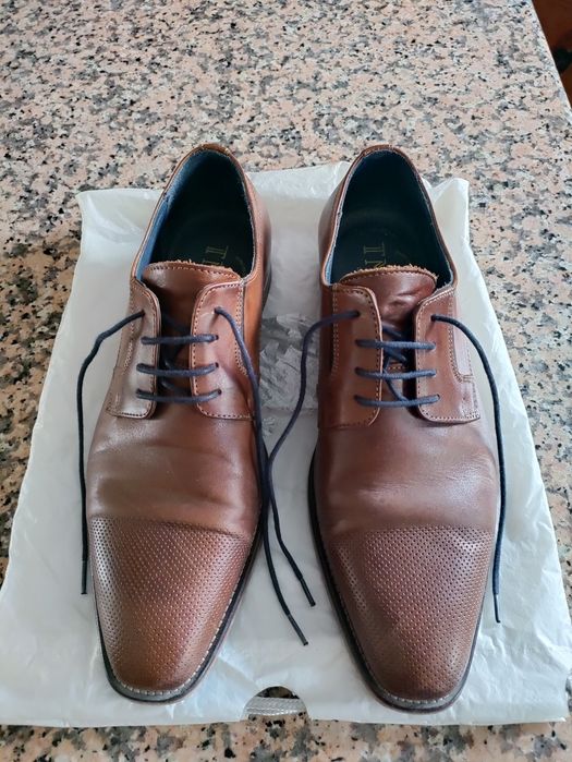 Sapatos de couro castanhos semi-novos