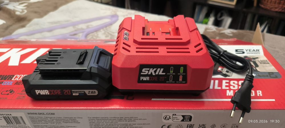 Акумулятор та зарядне Skil