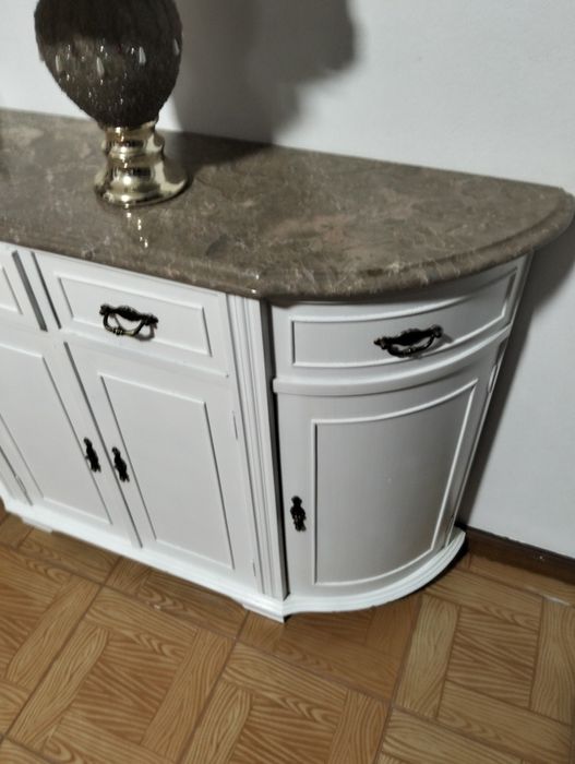 Sapateira lacada em branco