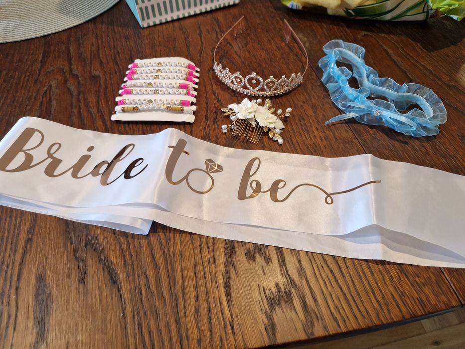 Wieczór panieński, podwiązka, korona