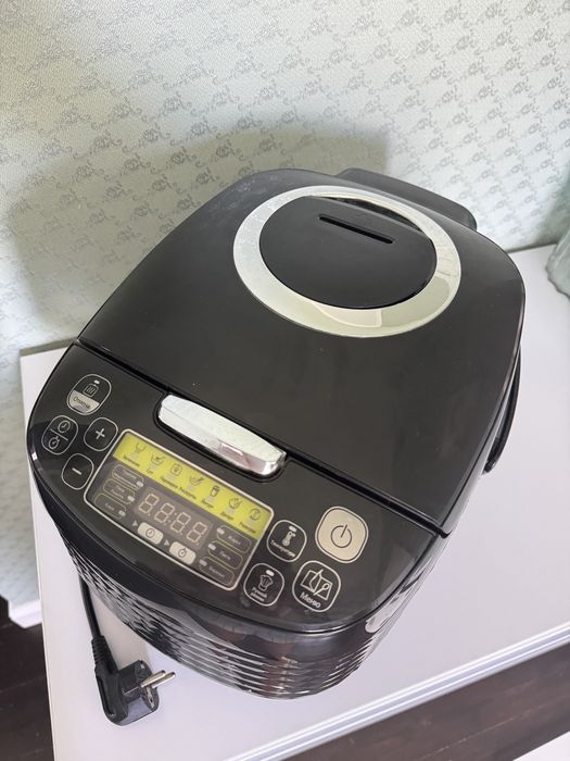 Мультиварка Tefal RK745832, 5 л, 37 програм, у відмінному стані.
