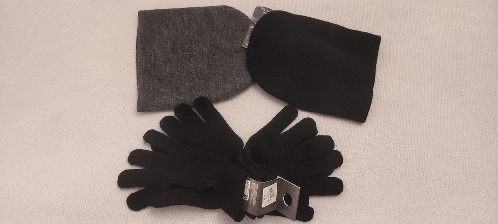 Dwie czapki zimowe + dwie pary rękawiczek