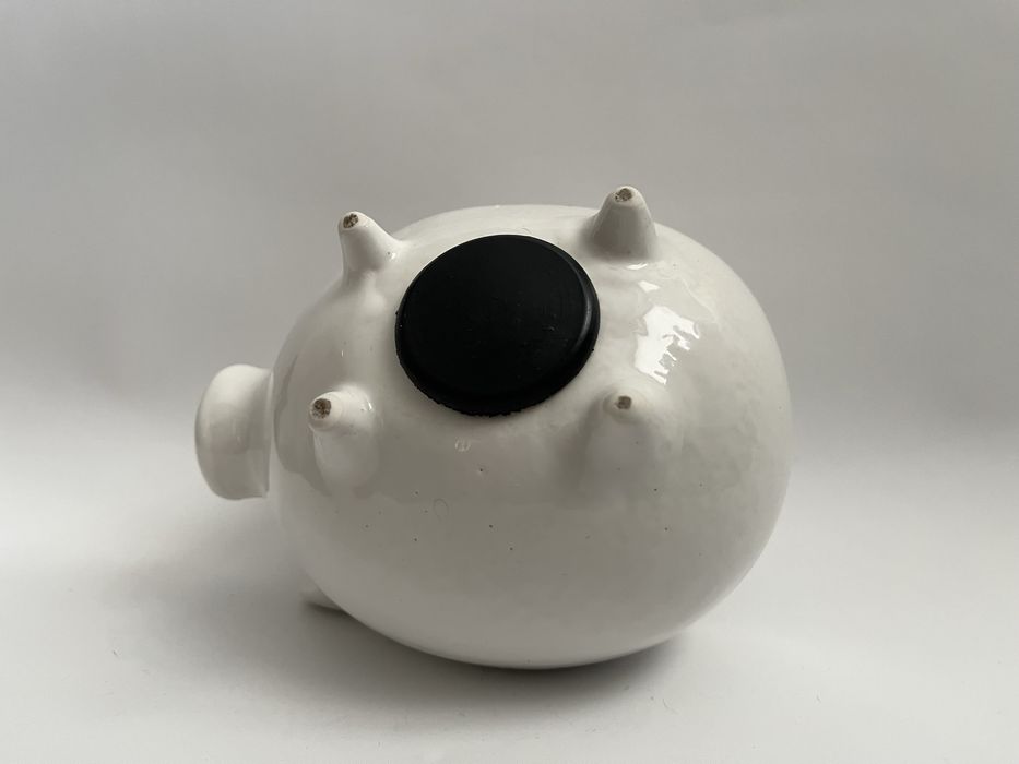 Ceramiczna skarbonka świnka z lat 90. XX w.