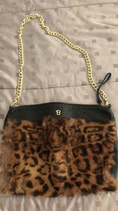 Bolsa com estampa e detalhes dourados