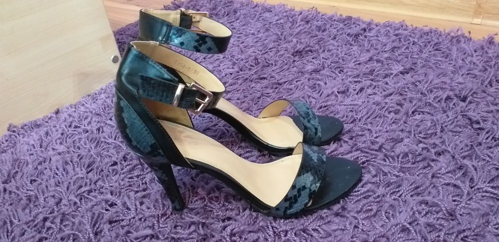 Sandały na szpilce Vices