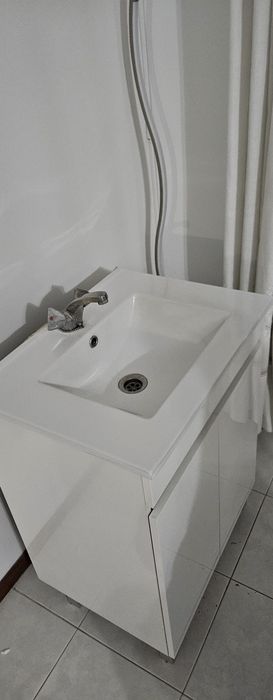 Movel e espelho de casa de banho