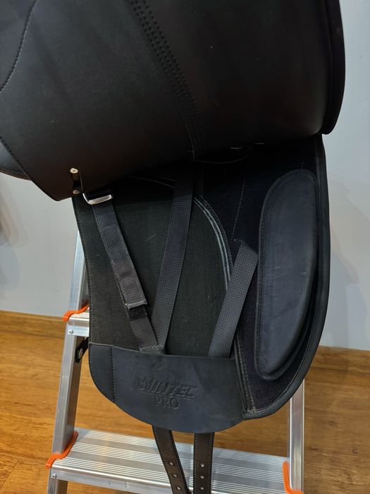 Wintec Pro Dressage 17” – wełna, stan celujący + łęki w zestawie