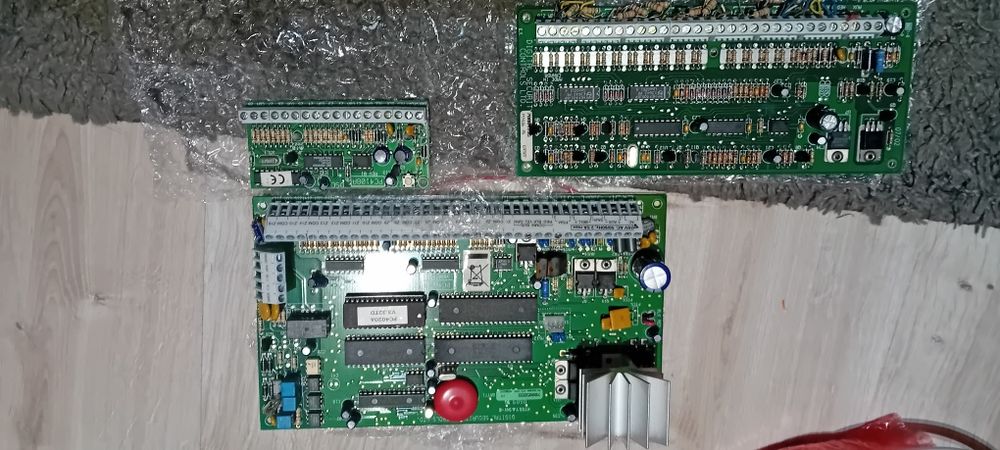 Alarm Dsc PC4020A  z klawiaturą i modułami