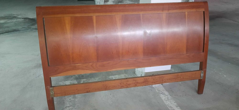 Cama de casal e mesinhas cabeceira