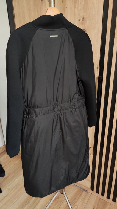 Przejściowa kurtka firmy Armani Exchange
Biust