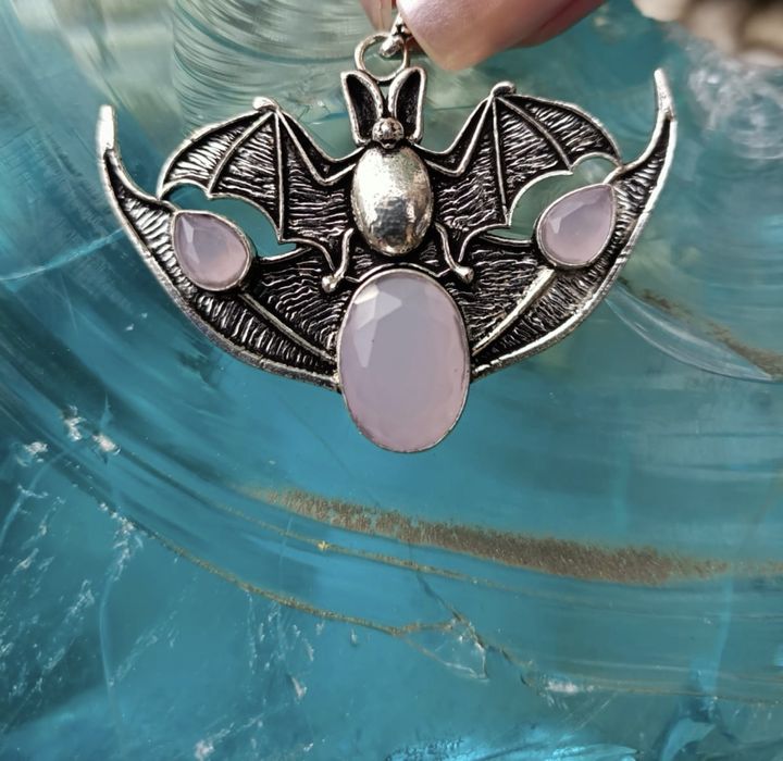 Wisiorek chalcedon różowy naturalny nietoperz Indie