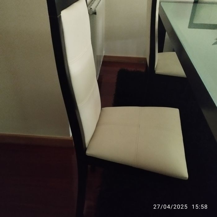 Mesa em bangué preto, com vidro fosco mais  6 cadeiras