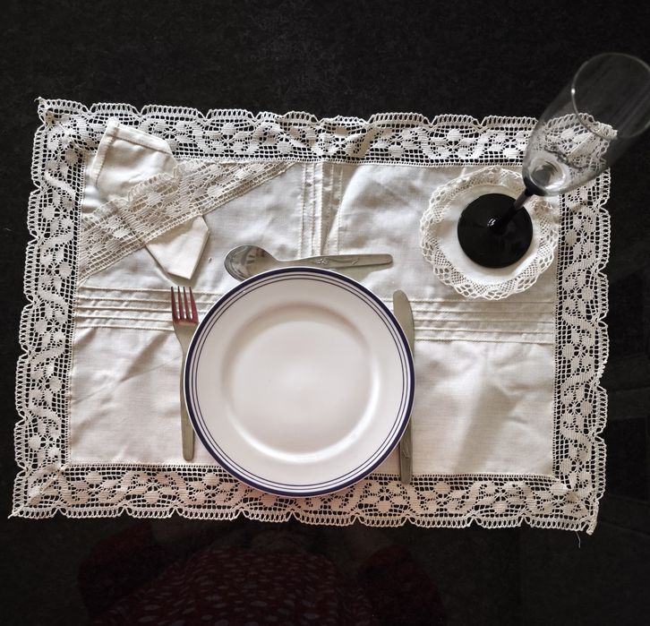 Pano individual, retangular, em linho, com guardanapo.