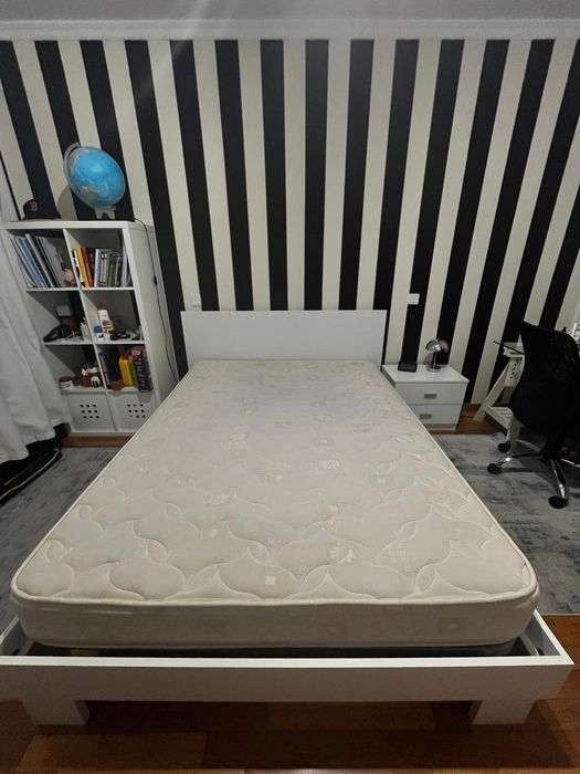 Vendo cama de Casal Branca com colchão, e uma mesa de cabeceira.