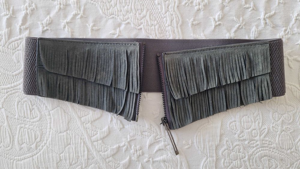 Cinto elástico cinza, 70cm, com fecho e franjas