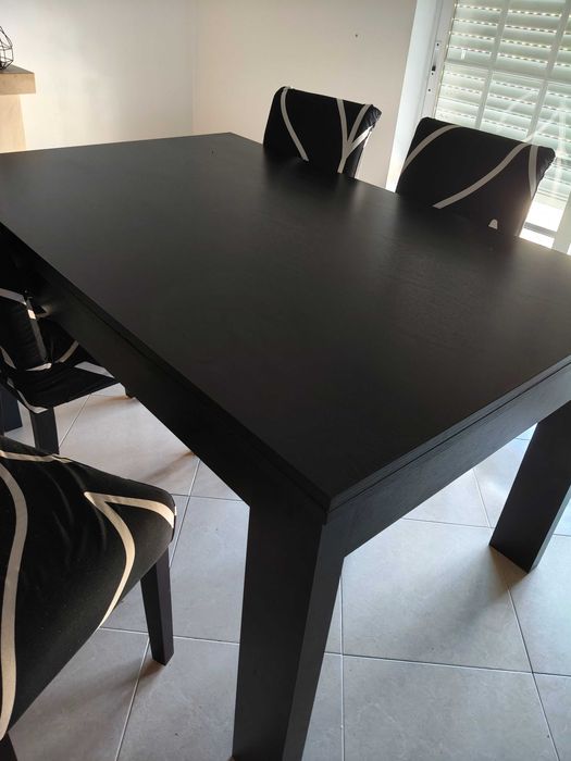 Vendo mesa com cadeiras