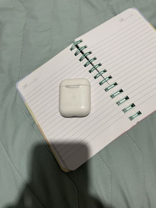 Продам airpods 2 кейс