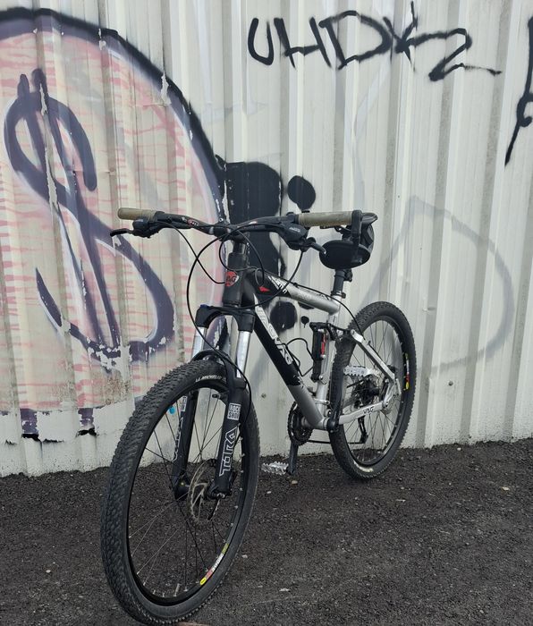 Bicicleta Btt dupla suspensão