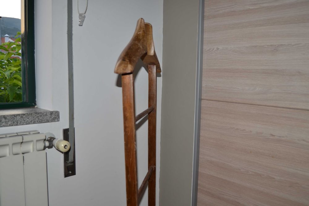 Cabide porta-fatos de madeira