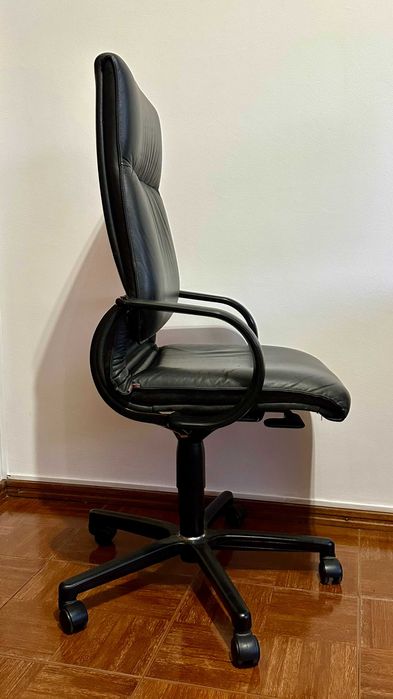 Cadeira de Escritório Executiva em Pele Preta