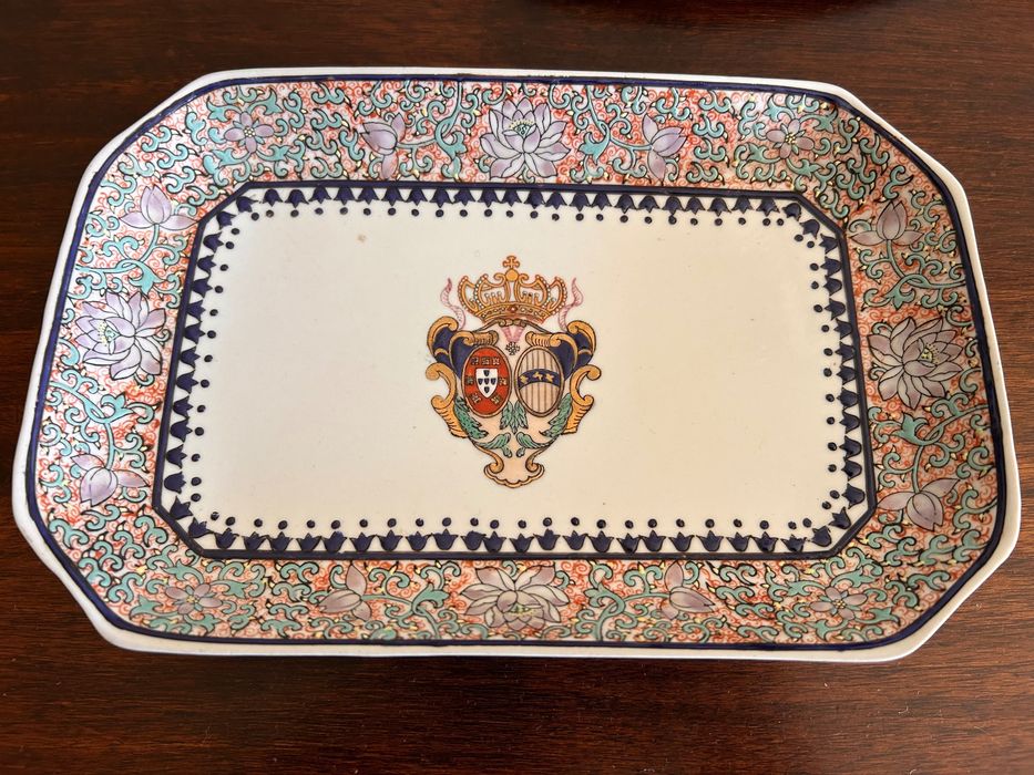 Conjunto de porcelana com brasão de Portugal