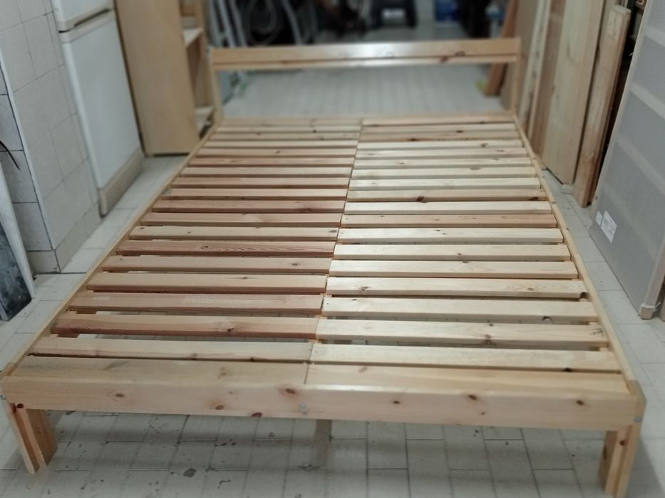 Cama de casal em madeira