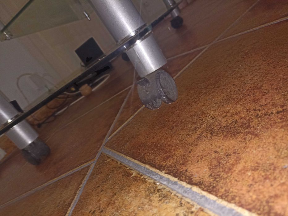 Mesa para troca de um ferro de engomar ou máquina de café