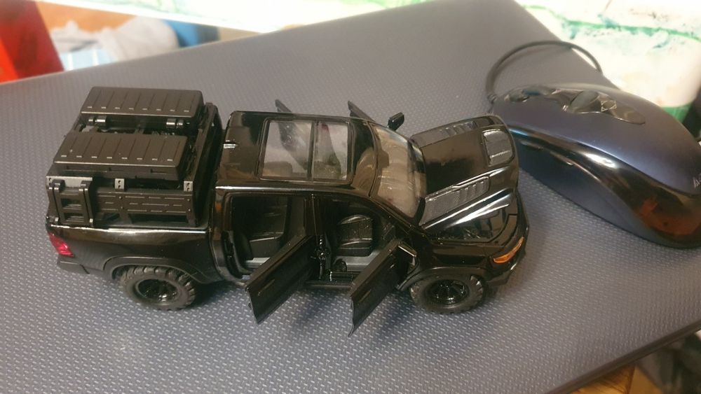 Машинки металлическая Doodge Ram модель 1:32