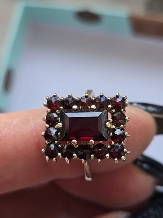 Antyczny złoty pierścionek z granatami