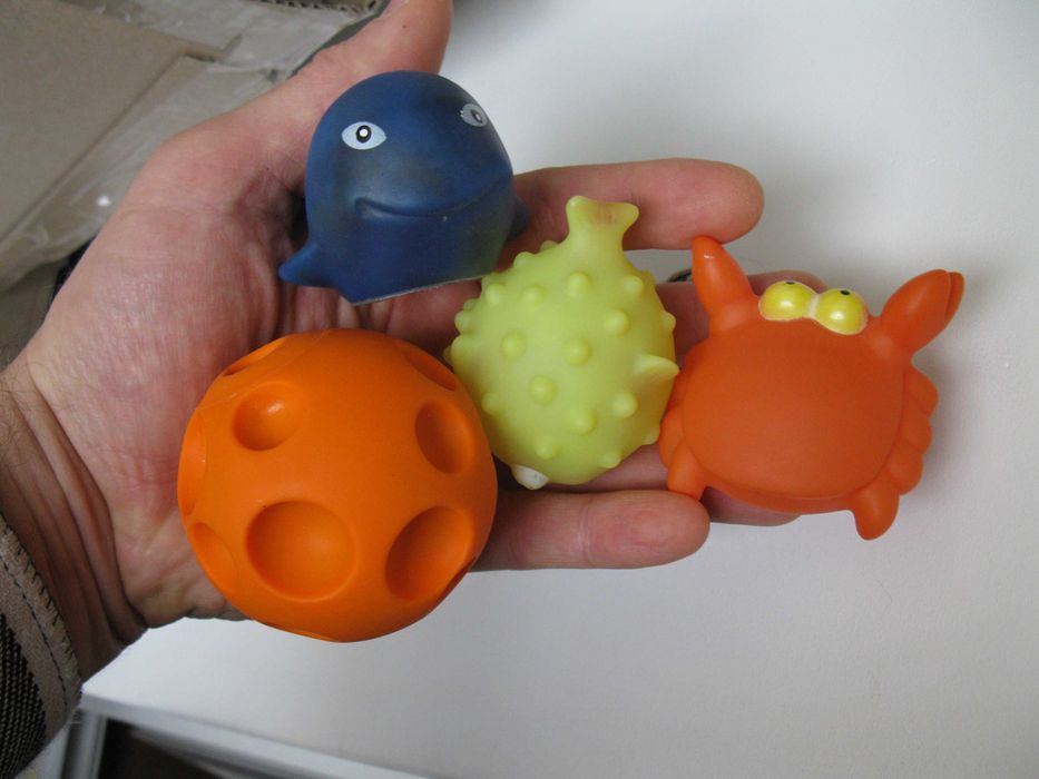 Игрушки пищалки резиновые. Пищат когда нажимаешь. Цена за все
