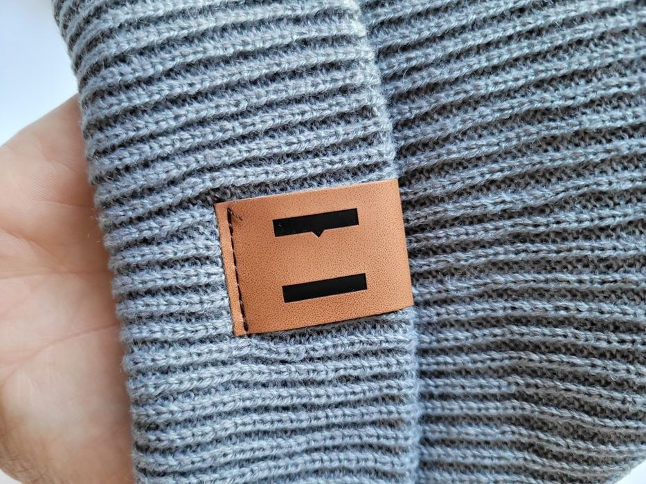 Nowa szara dzianinowa czapka ze skórzana etykieta na jesień zimę