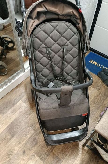Дитяча прогулянкова коляска