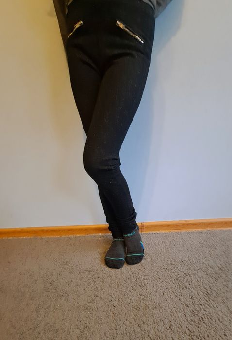 Spodnie czarne r. 134 srebrna nitka