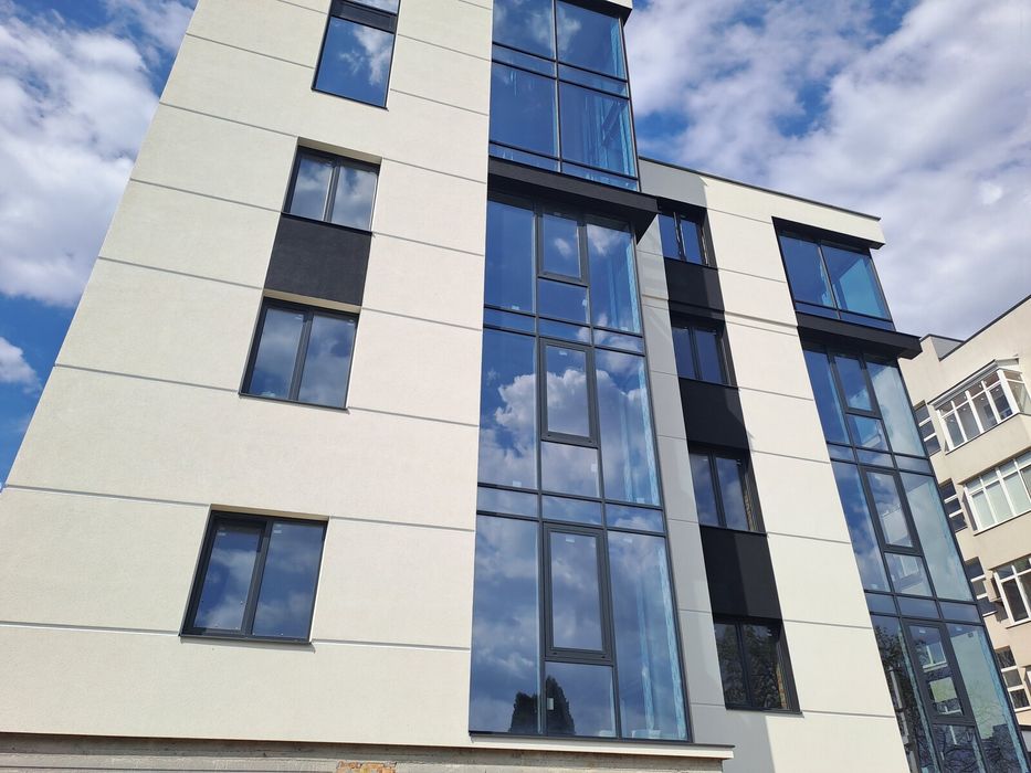 Простора квартира з виглядом на озеро!