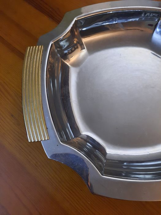 Bandeja inoxidável prateada e pegas douradas