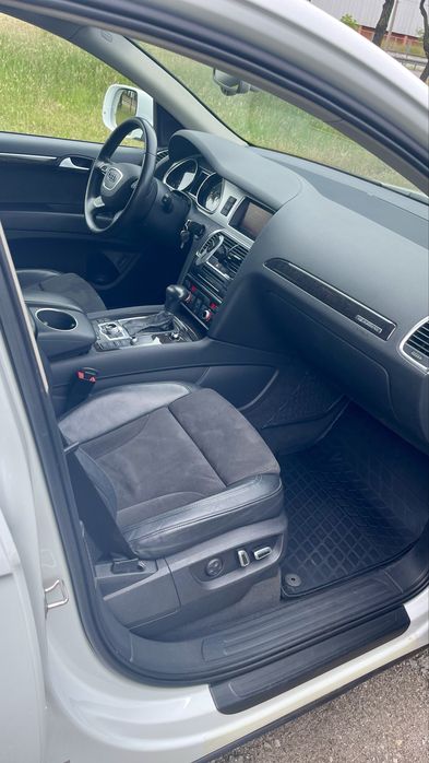 Автомобиль AUDI Q7