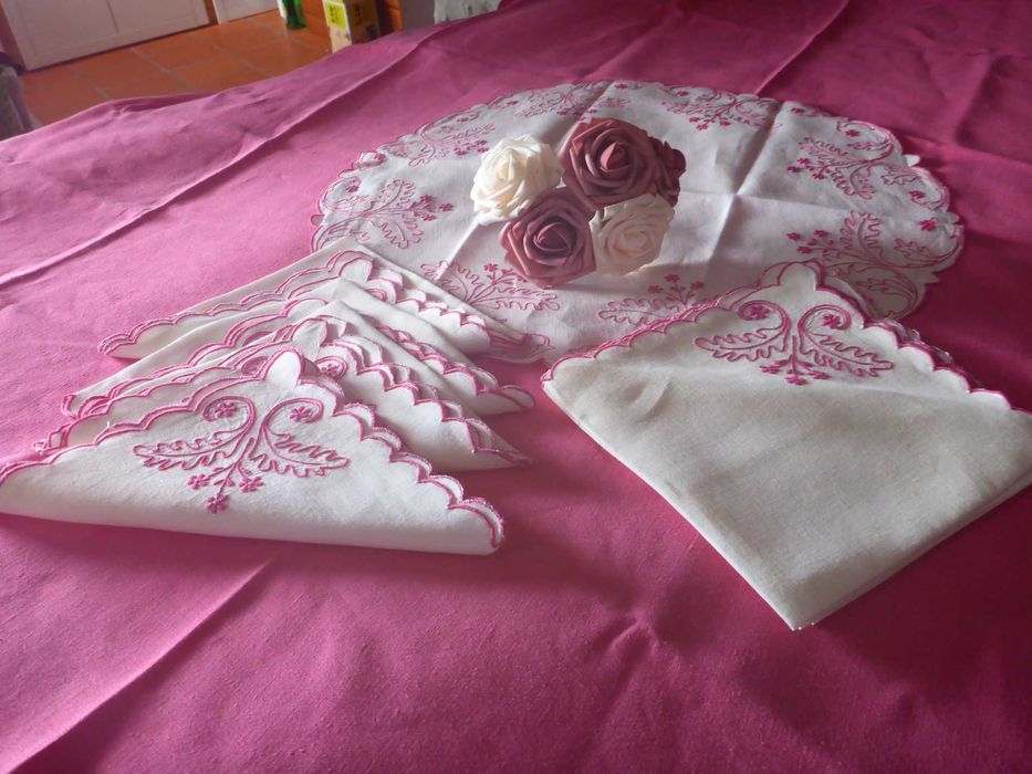 Toalha redonda linho cor rosa e 8 guardanapos bordados á mão 172x164cm