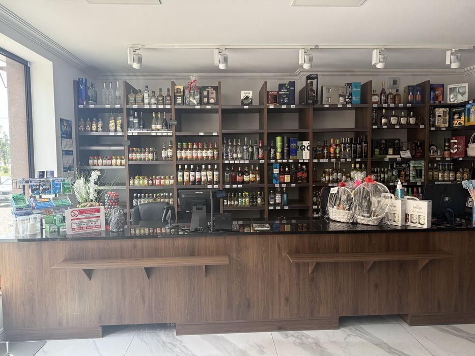 Sprzedam wyposażenie sklepu alkoholowego – meble sklepowe
