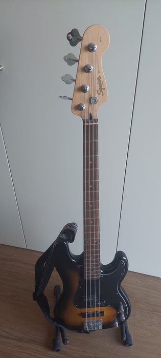 Baixo Fender Squier Precision