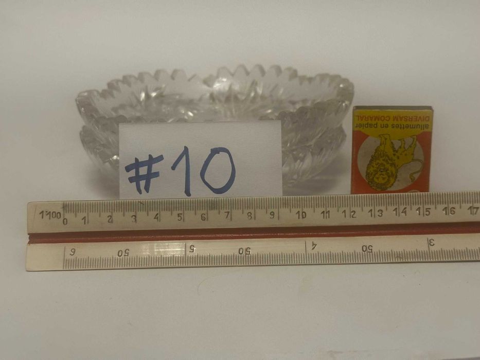 Zestaw dwóch kryształowych talerzyków deserowych o bogatym wzorze