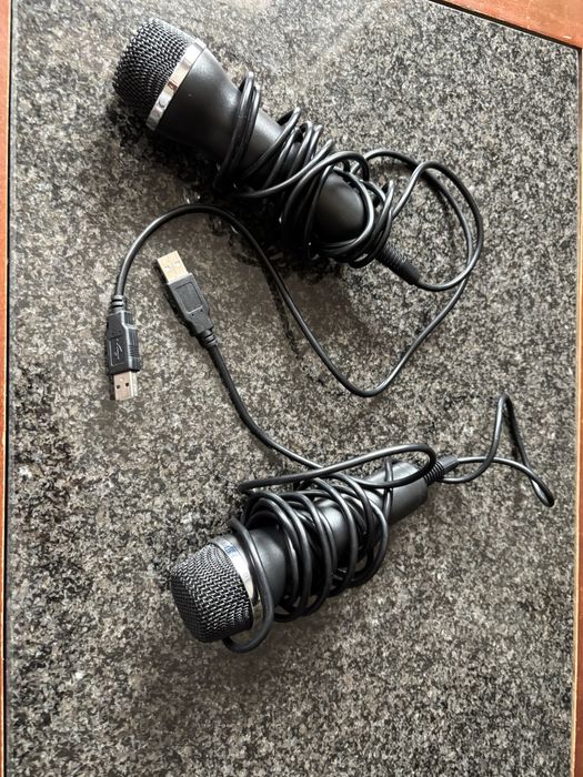 Tres microfones e umas raquetes