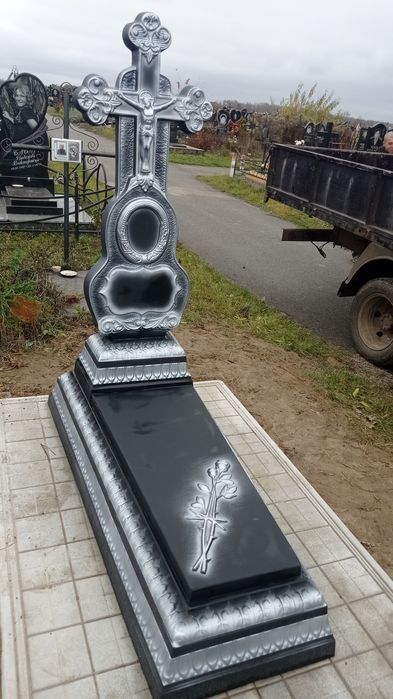 Пам'ятники (квітники , надгробки, цветники)  з бетону