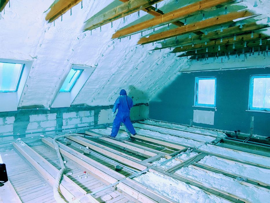 Ocieplanie ocieplenie poddasza dachu hali pianką piana pianą pur